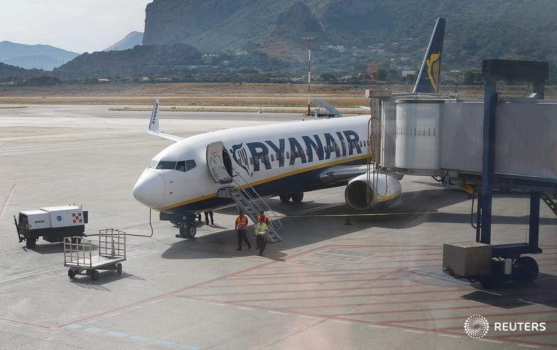 © Reuters. A Ryanair airplain is seen at Palermo Falcone and Borsellino airport