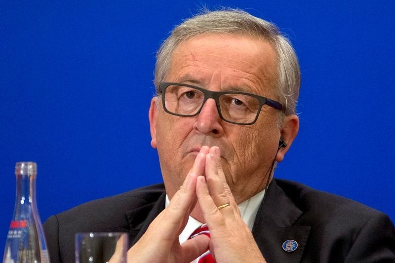 © Reuters. European Commission President Jean-Claude Juncker, listens during to a speech during the 11th EU-China Business Summit at the Great Hall of the People in Beijing