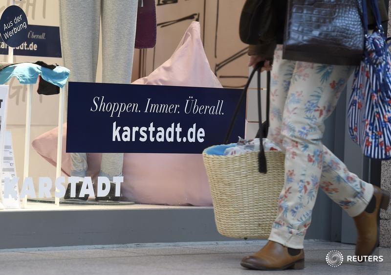© Reuters. A shopper passes Karstadt department store in Hamburg-Billstedt