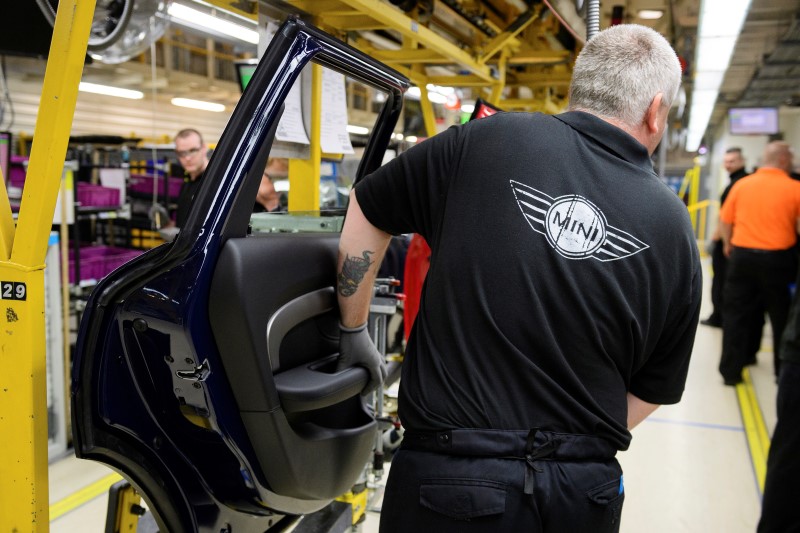 © Reuters. Workers assemble cars at the plant for the Mini range of cars in Cowley, near Oxford