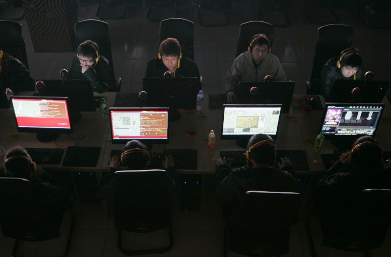 © Reuters. Customers use computers at an internet cafe in Taiyuan