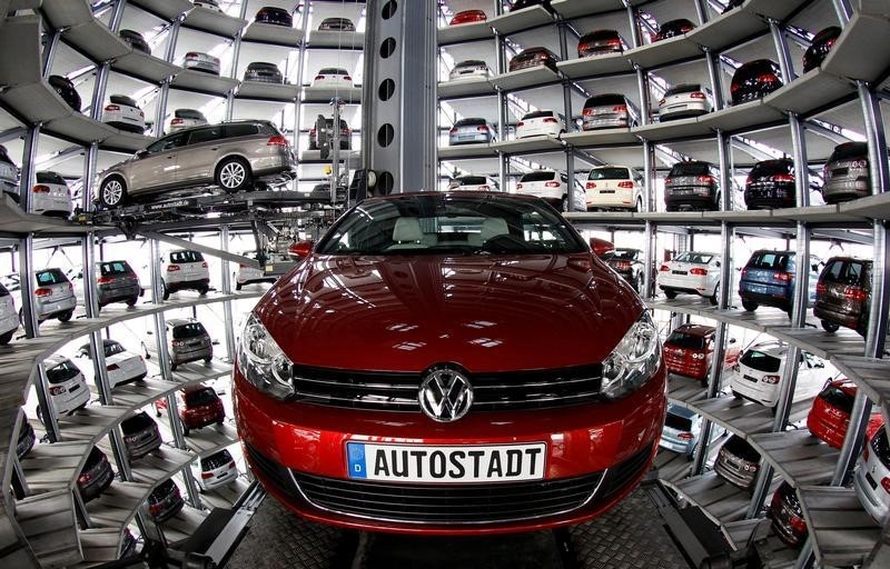 © Reuters. Volkswagen models Golf Cabriolet and Passat are stored at the CarTowers next to the Volkswagen plant in Wolfsburg
