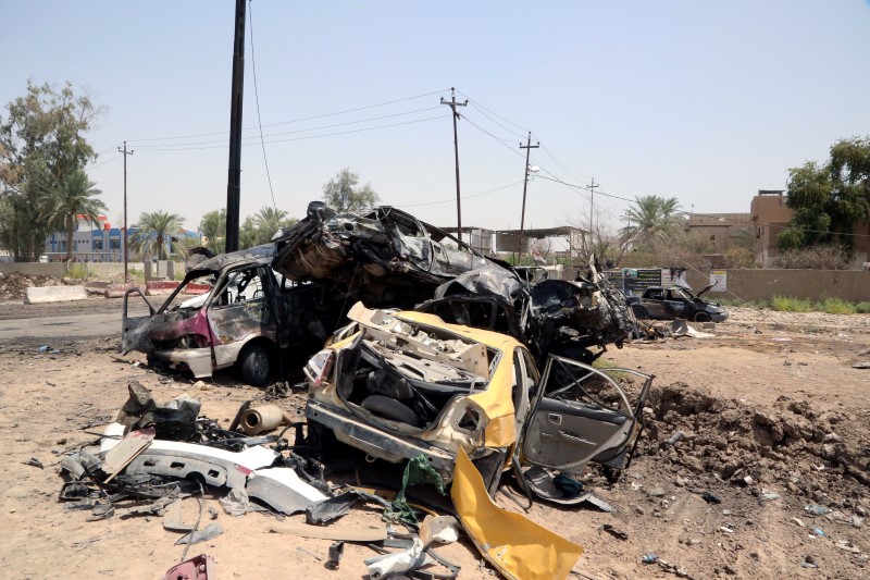 © Reuters. Veículos destruídos em local de ataque com carro-bomba em Khalis, ao norte de Bagdá