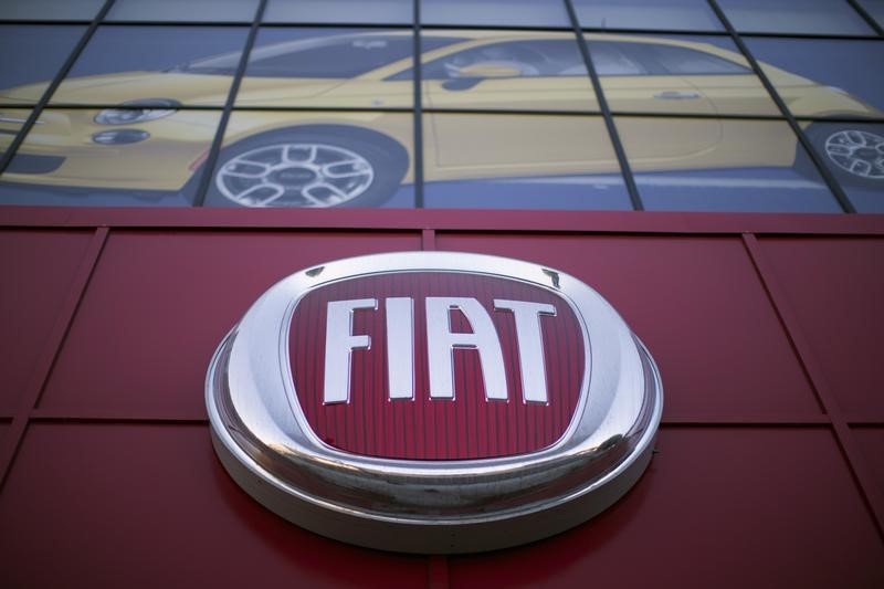 © Reuters. The Fiat logo is pictured at a car dealership at Motor Village in Los Angeles