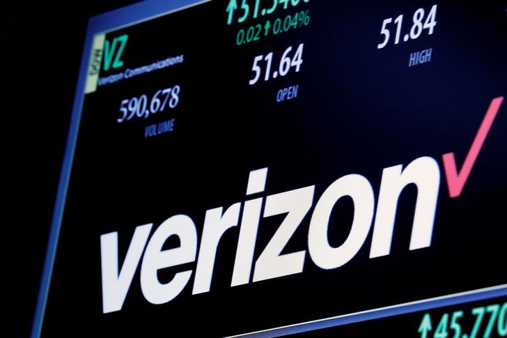 © Reuters. Торговая информация по Verizon на экране на Нью-Йоркской фондовой бирже