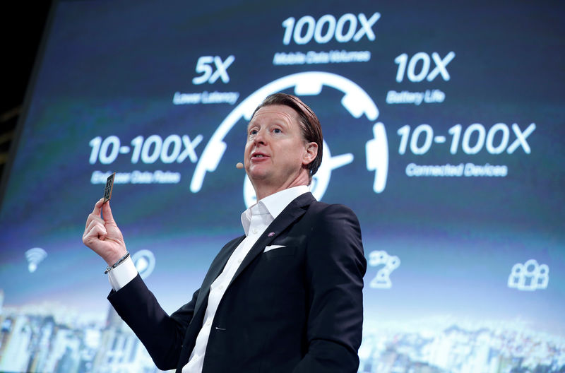 © Reuters. Ericsson's President & CEO Hans Vestberg shows a 5G chip during a news conference at the Mobile World Congress in Barcelona