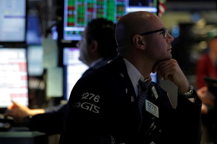 © Reuters. Traders work on the floor of the NYSE