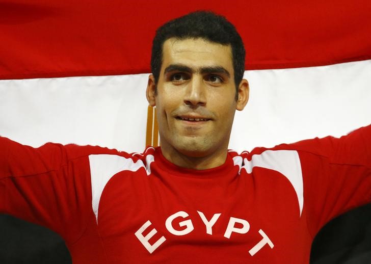 © Reuters. El Sayed of Egypt celebrates after winning silver at the men's javelin throw final during the 15th IAAF World Championships at the National Stadium in Beijing