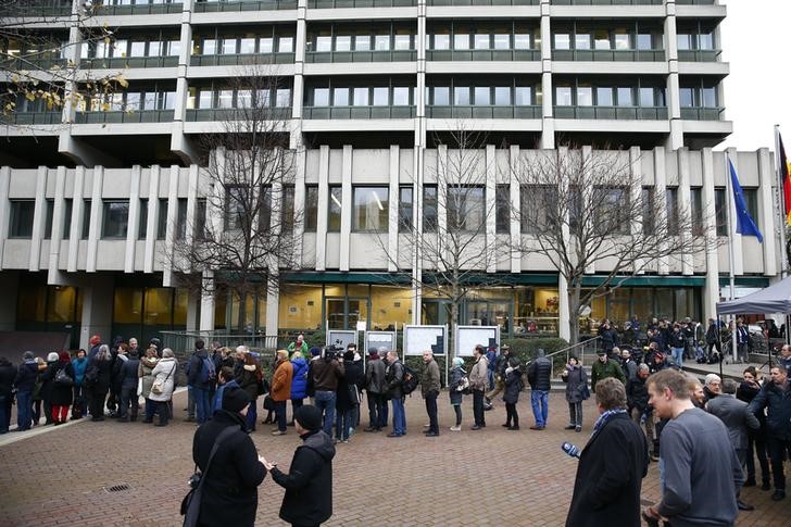 © Reuters. General public and media queue outside the Higher Regional Court in Munich