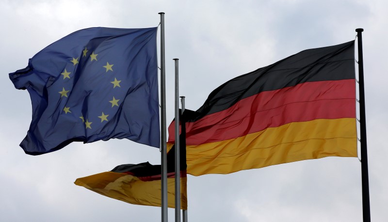 © Reuters. Bandeira nacional alemã ao lado de bandeira da União Europeia, em Berlim