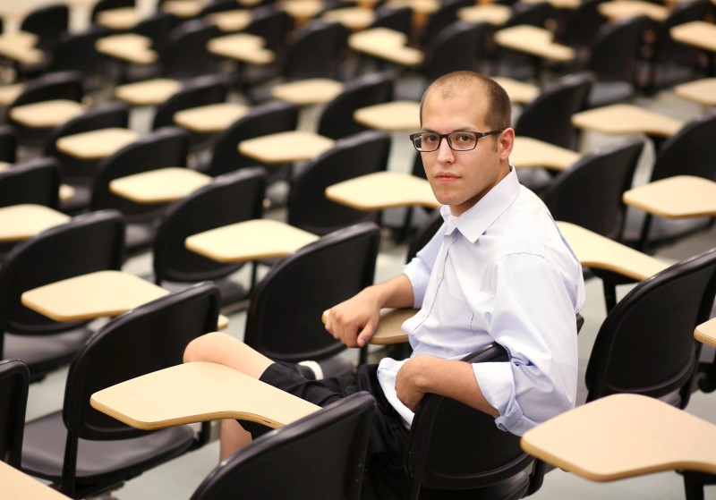 © Reuters. Jason Thieman sits in a lecture hall at the Purdue University Physics building, in Layfayette