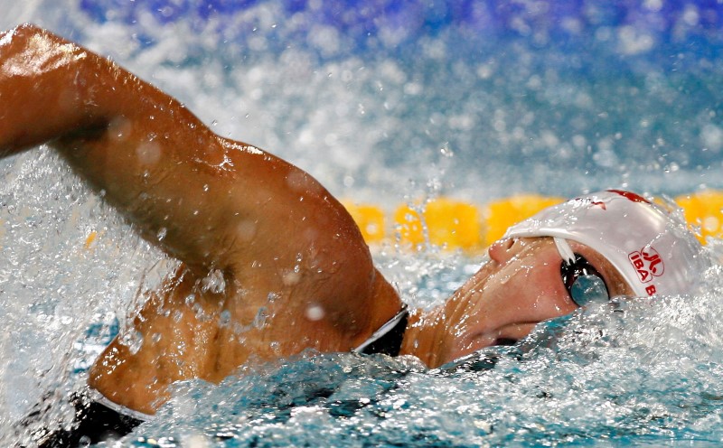 © Reuters. Lobintsev of Russia swims during 400m freestyle heat of European Swimming Championships in Eindhoven