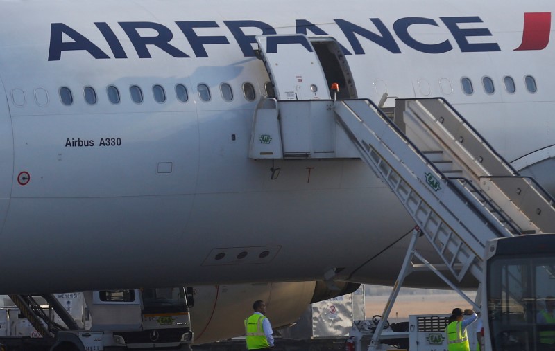 © Reuters. Airport staff service an Airbus A330 of  Air France at Cairo Airport