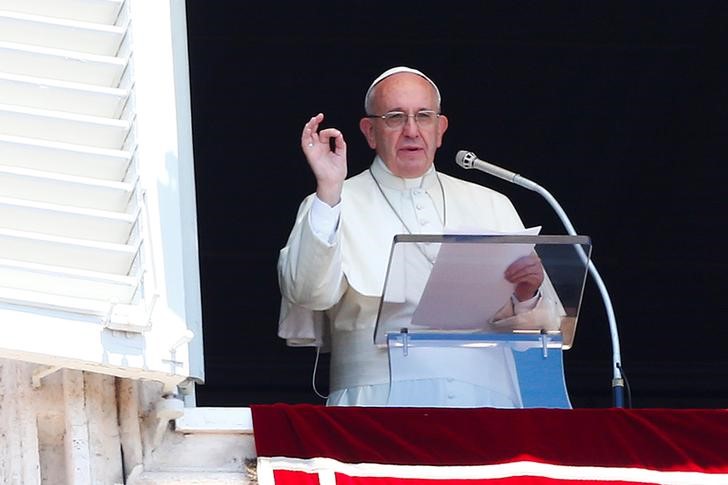 © Reuters. Pope Francis gestures during his Sunday Angelus prayer in Saint Peter's square at the Vatican