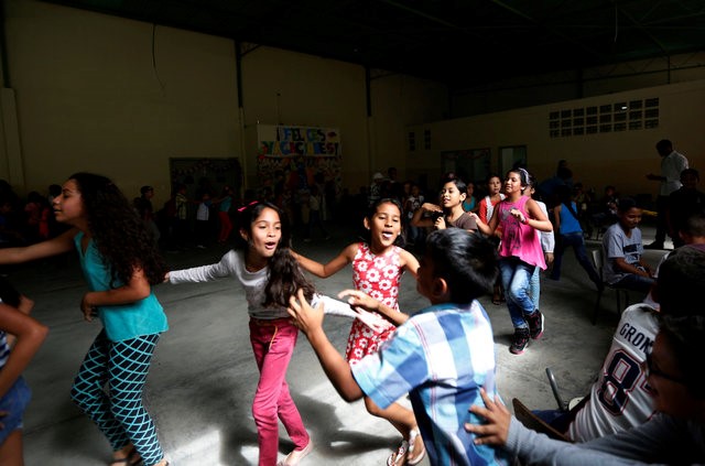 © Reuters. Students enjoy an activity for the end of the school year at the Padre Jose Maria Velaz school in Caracas