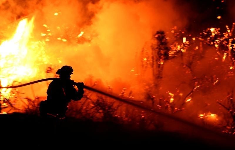 © Reuters. حرائق غابات تهدد آلاف المنازل قرب لوس أنجليس