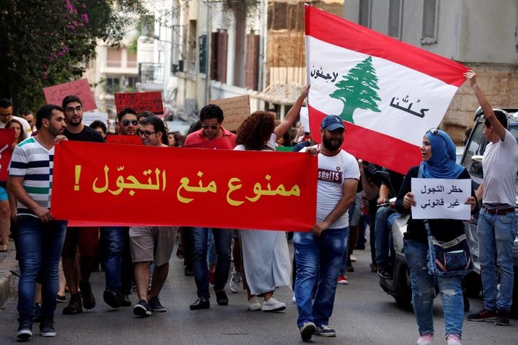 © Reuters. السوريون في لبنان يعانون من الاعتقالات وحظر التجول بعد تفجيرات