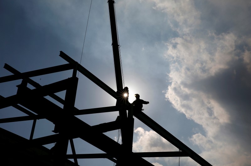 © Reuters. Men work on constructing a metal structure at a factory at the Keihin industrial zone in Kawasaki, south of Tokyo