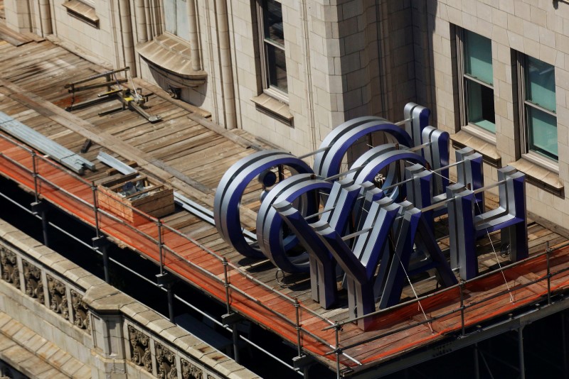 © Reuters. A Yahoo logo is seen on top of the building where they have offices in New York