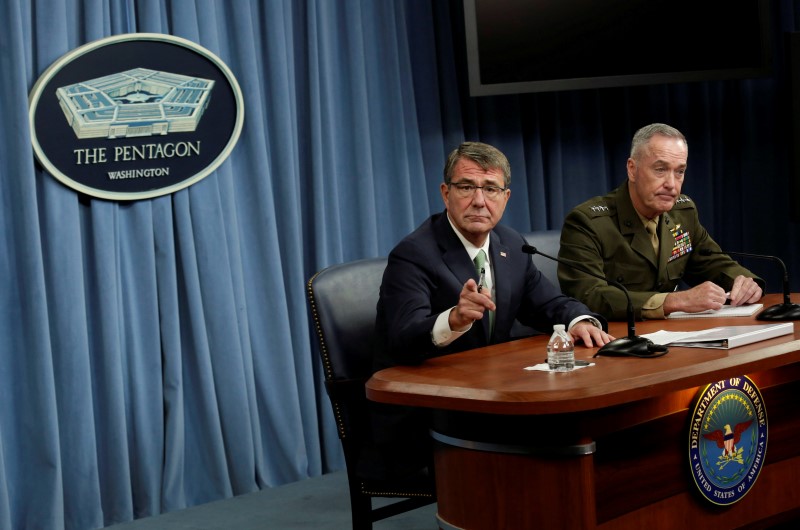 © Reuters. U.S. Secretary of Defense Ash Carter and Chairman of the Joint Chiefs of Staff General Dunford hold a joint news conference at the Pentagon in Washington