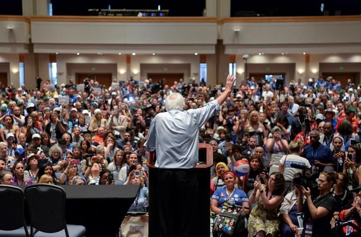 © Reuters. Senador Bernie Sander acena para seus delegados eleitorais reunidos no Convention Center durante a Convenção Nacional Democrata na Filadélfia