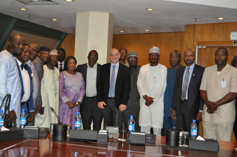 © Reuters. Nigeria Football Federation officials pose in a group photo with FIFA President Gianni Infantino and  Secretary General Fatma Samoura in Abuja