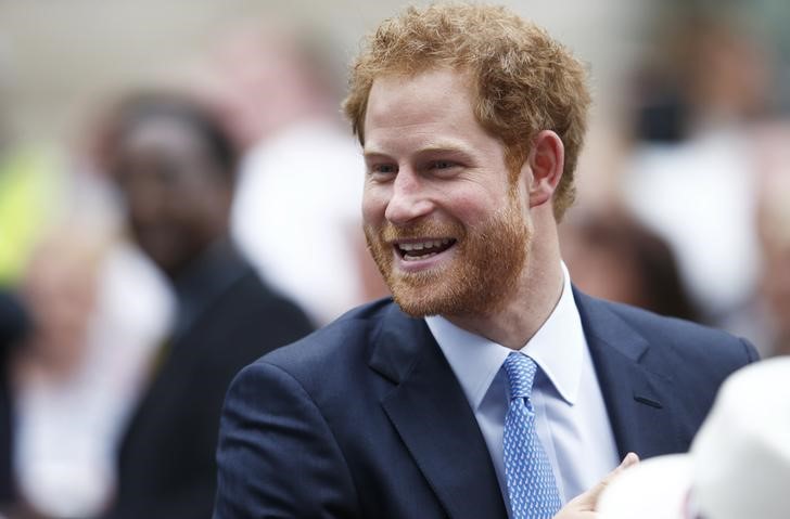 © Reuters. Príncipe Harry acena para convidados presentes no Patron's Lunch, evento que marca o aniversário de 90 anos da Rainha Elizabeth, em Londres