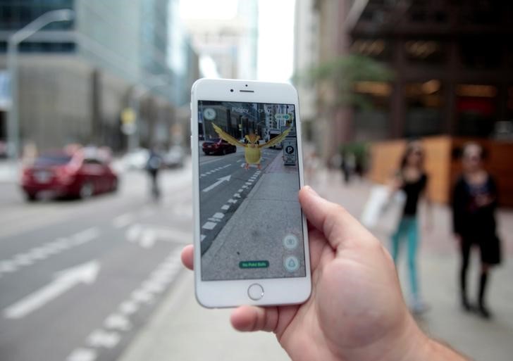 © Reuters. O pokémon "Pidgey" é visto na tela do aplicativo móvel Pokémon Go em foto tirada em Toronto, no Canadá
