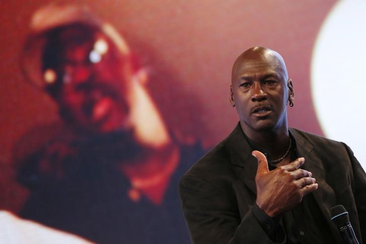 © Reuters. Ex-estrela do basquete Michael Jordan discursa durante festa em Paris