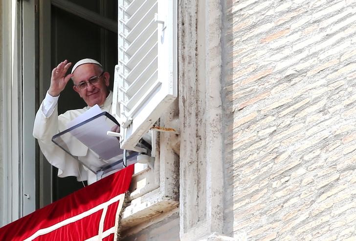 © Reuters. Pope Francis gestures during his Sunday Angelus prayer in Saint Peter's square at the Vatican