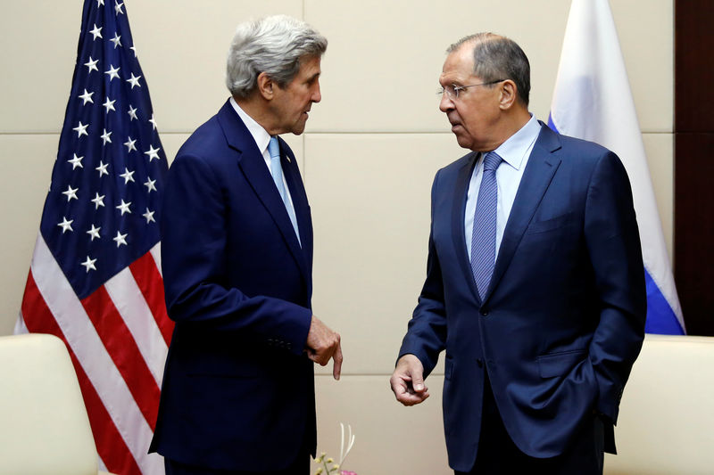 © Reuters. U.S. Secretary of State John Kerry meets Russia's foreign minister Sergey Lavrov during a bilateral meeting at the sidelines of the ASEAN foreign ministers meeting in Vientiane