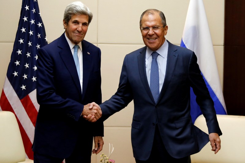 © Reuters. U.S. Secretary of State John Kerry greets Russia's foreign minister Sergey Lavrov during a bilateral meeting at the sidelines of the ASEAN foreign ministers meeting in Vientiane