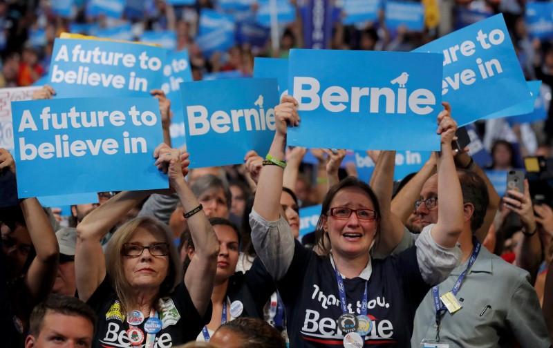 © Reuters. Supporters of former Democratic U.S. presidential candidate Senator Bernie Sanders cheer at the end of his speech during the first session at the Democratic National Convention in Philadelphia