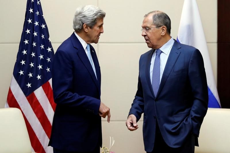 © Reuters. كيري يجتمع مع لافروف لمناقشة تعزيز التعاون العسكري في سوريا