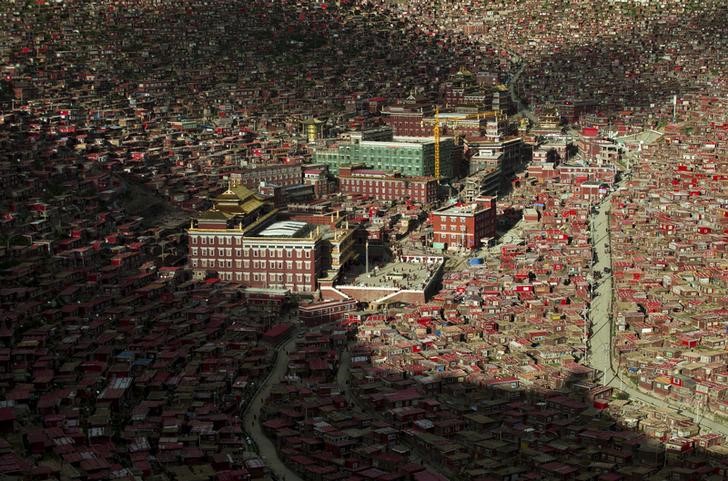 © Reuters. A view shows the settlements of Larung Gar Buddhist Academy in Sertar County of Garze Tibetan Autonomous Prefecture