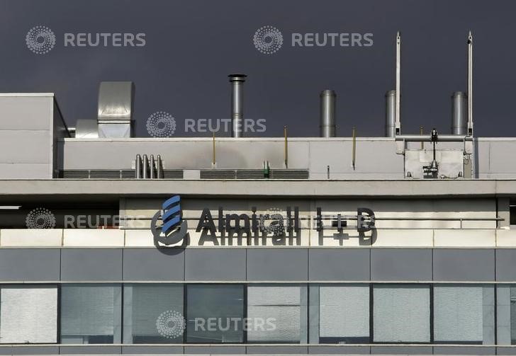 © Reuters. Beneficio de Almirall sube un 37 pct por desinversión en México