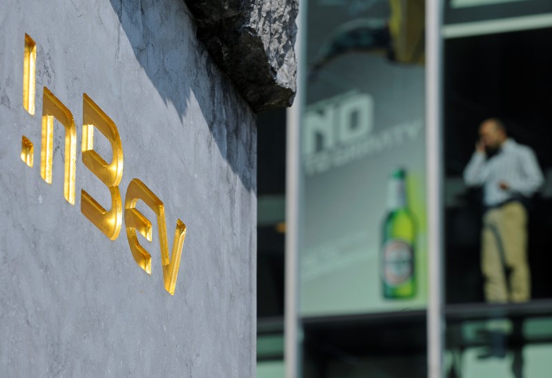 © Reuters. View of Anheuser-Busch InBev logo outside the brewery headquarters in Leuven