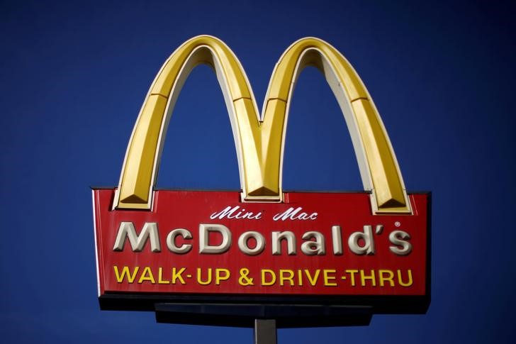 © Reuters. The logo of McDonald's (MCD) is seen in Los Angeles