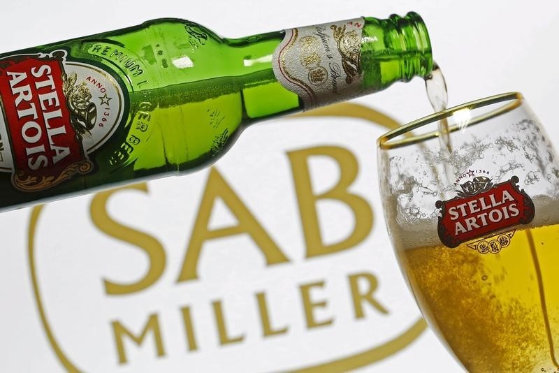 © Reuters. Photo illustration of beer flowing from a bottle of Stella Artois into a glass