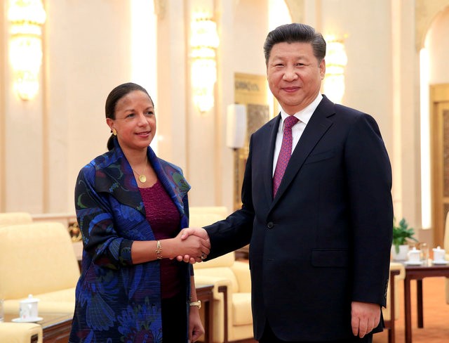 © Reuters. US National Security Adviser Susan Rice shakes hands with Chinese President Xi Jinping during their meeting at the Great Hall of the People in Beijing