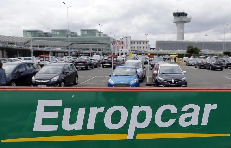 © Reuters. EUROPCAR, PLUS FORTE BAISSE DU SBF 120 À LA MI-SÉANCE