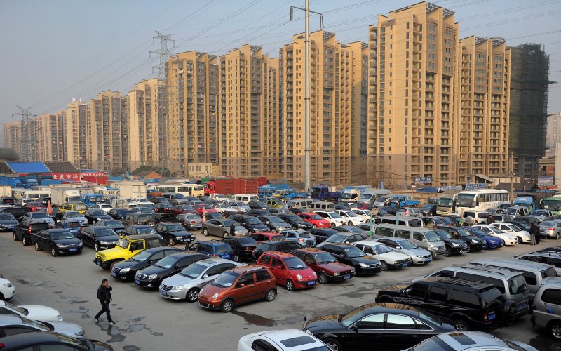 © Reuters. Car dealers and customers walk at a second-hand car market in Hefei