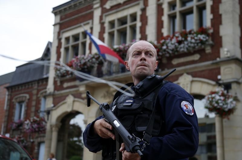 © Reuters. مقتل قس في كنيسة بفرنسا والشرطة تقتل المهاجمين بالرصاص