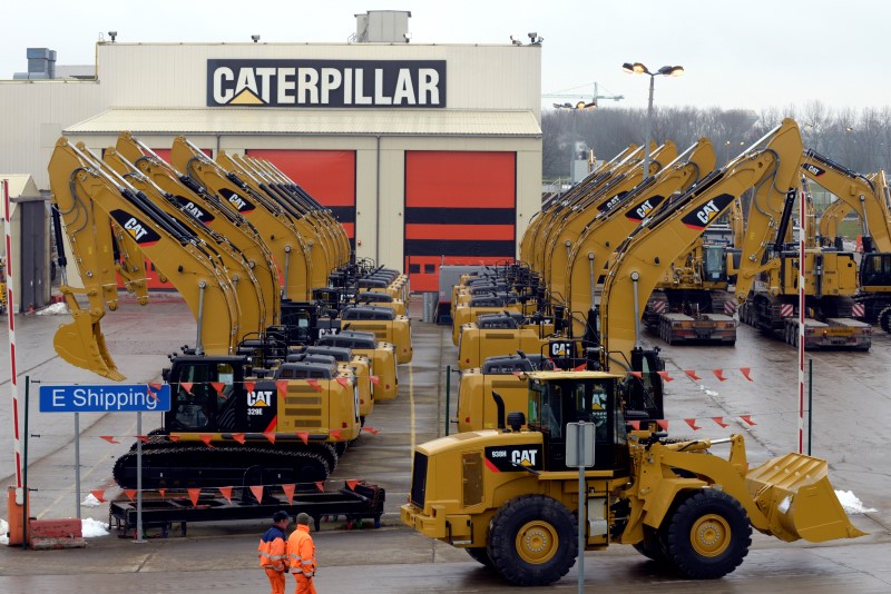 © Reuters. CATERPILLAR RÉDUIT SES PRÉVISIONS DE VENTES