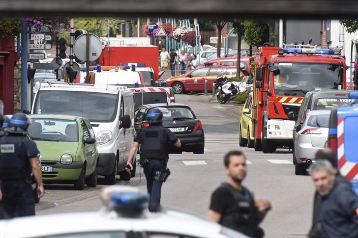 © Reuters. Polícia francesa em frente local de ataque em Saint-Etienne-du-Rouvray