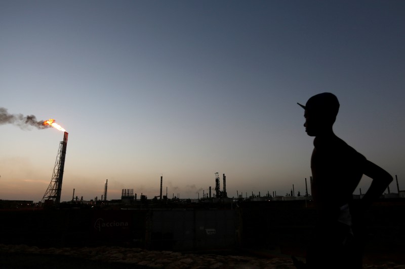 © Reuters. A man stands close to the Cardon refinery which belongs to the Venezuelan state oil company PDVSA in Punto Fijo