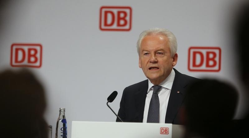 © Reuters. Chairman and CEO of Deutsche Bahn Grube addresses news conference in Berlin