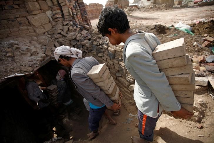 © Reuters. فن صناعة الطوب اللبن يتحمل الحرب في اليمن
