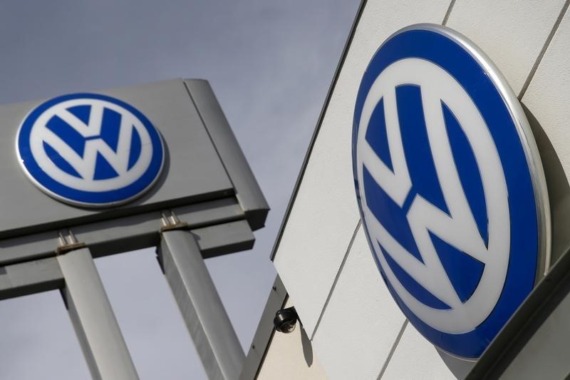 © Reuters. The logos of German carmaker Volkswagen is seen at a VW dealership in the Queens borough of New York