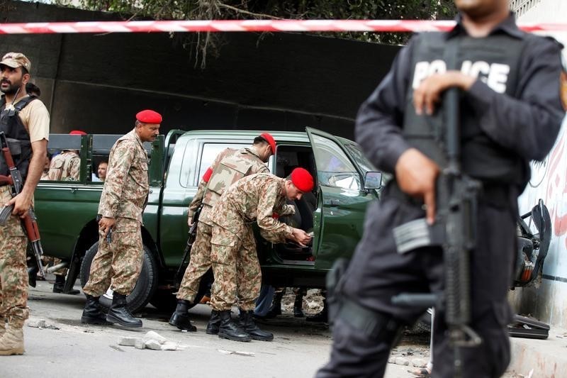 © Reuters. مسلحون يقتلون مسؤولين اثنين بالجيش الباكستاني في كراتشي